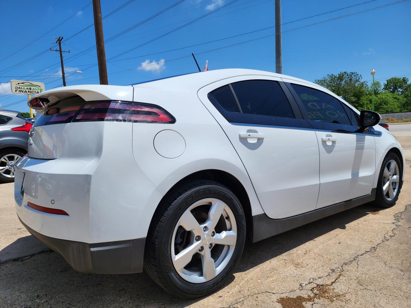 2015 WHITE Chevrolet Volt (1G1RA6E45FU) with an ELECTRIC engine, Continuously Variable Transmission transmission, located at 2660 S.Garland Avenue, Garland, TX, 75041, (469) 298-3118, 32.885387, -96.656776 - Welcome to DallasAutos4Less, one of the Premier BUY HERE PAY HERE Dealers in the North Dallas Area. We specialize in financing to people with NO CREDIT or BAD CREDIT. We need proof of income, proof of residence, and a ID. Come buy your new car from us today!! This is a very well cared for 2015 Ch - Photo#3